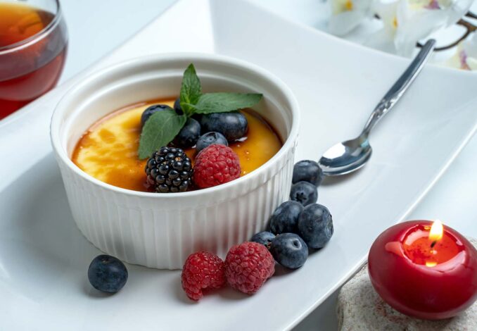 creme-brulee mit Früchten