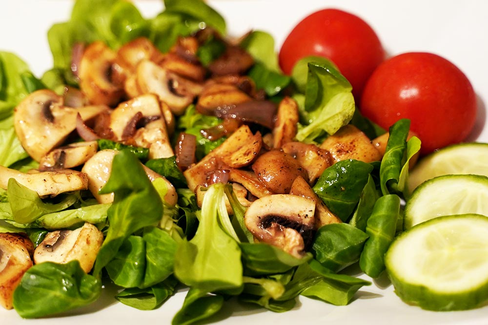 Feldsalat mit Pilzen