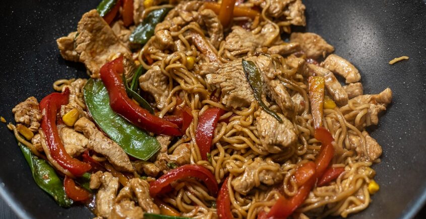 Putenfilet mit Gemüse im Wok