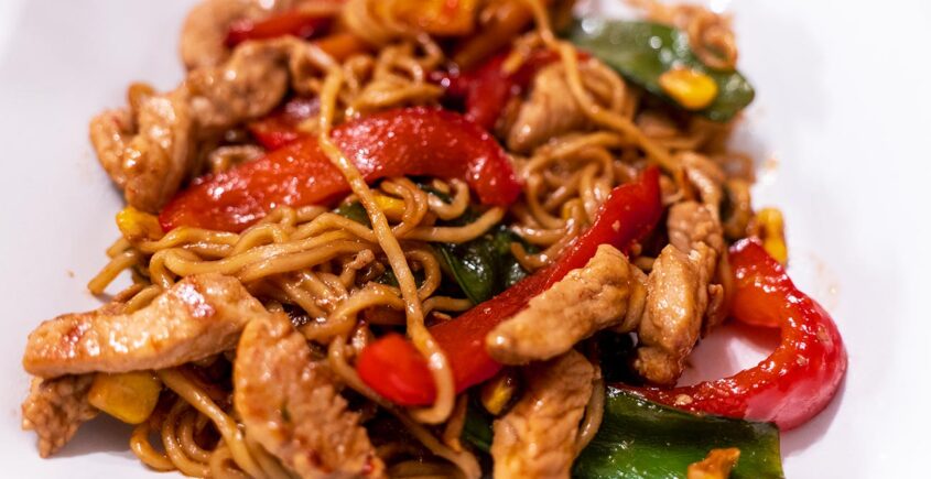 Putenfilet mit Gemüse im Wok