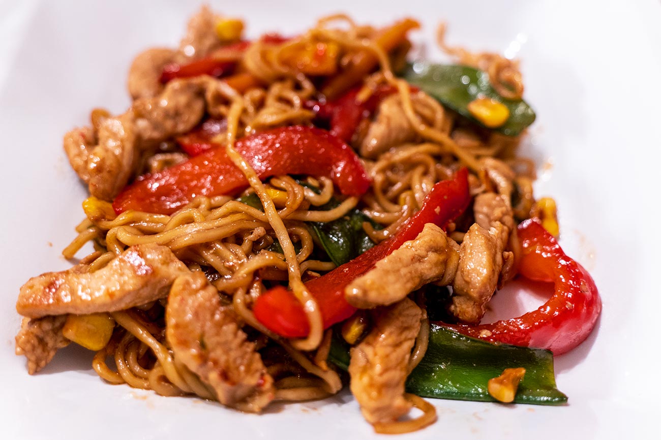 Putenfilet mit Gemüse im Wok